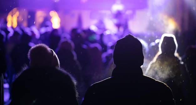 Festiwal lub koncert. Wielkie tłumy ludzi. Efekty specjalne i pokaz świetlny. Selektywne skupienie. Abstrakcyjne tło.