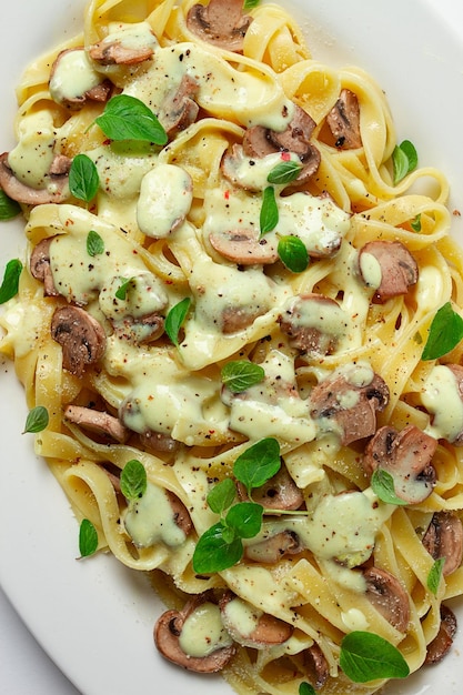 fettuccine z champignons bazylia w sosie kremowym domowe nie ludzie