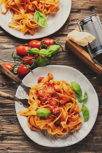 Fettuccine z makaronem z pomidorami i bazylią