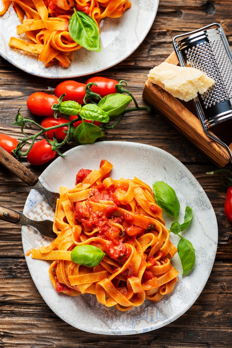 Zdjęcie fettuccine z makaronem z pomidorami i bazylią