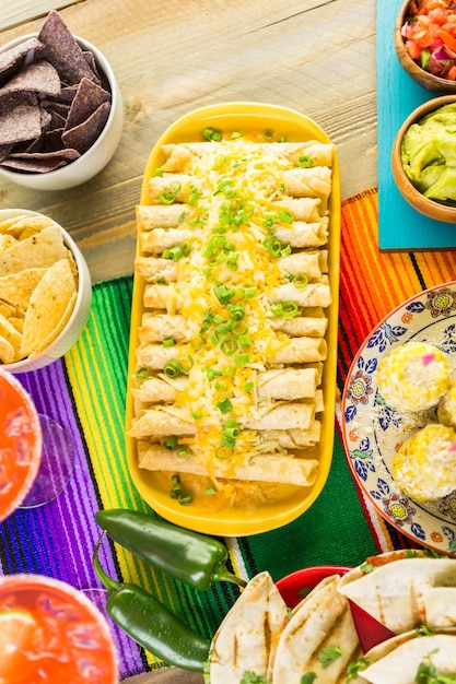Fiesta Party Stół W Formie Bufetu Z Tradycyjnymi Meksykańskimi Potrawami.