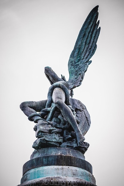 figura diabła, rzeźba z brązu z demonicznymi gargulcami i potworami