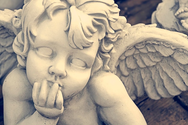 Figurka Anioła wysyłająca buziaka Stonowana