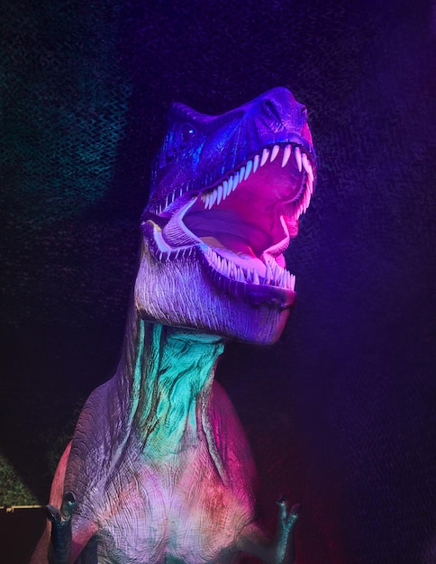 Figurka dinozaura Lifesize w parku jest przybliżeniem do rzeczywistości