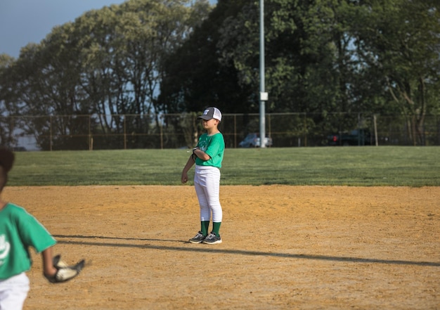 Filadelfia Pensylwania USA maj 2023 Baseballiści w akcji na stadionowym pałkarzu baseballowym czekającym na uderzenie piłki