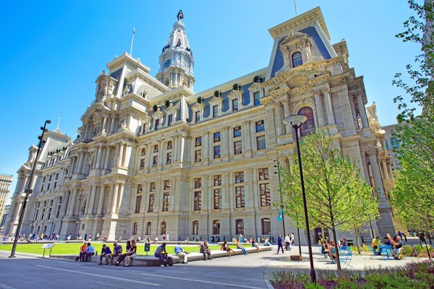 Filadelfia, Stany Zjednoczone Ameryki - 4 maja 2015: Ratusz w Filadelfii z wieloma turystami na Penn Square. Pensylwania, USA.