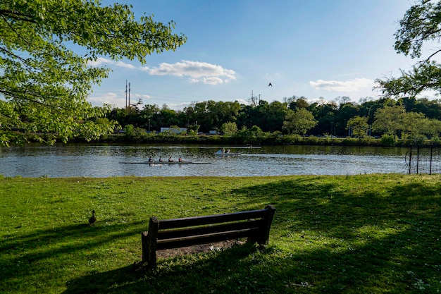 Filadelfia, USA - 30 kwietnia 2019 r. - Drużyna wioślarska na rzece schuylkill