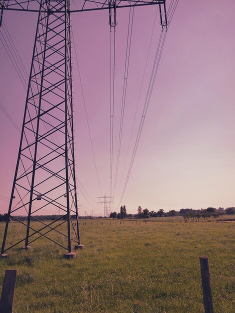 Zdjęcie filar elektryczny na polu przeciwko niebu
