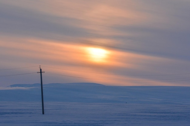 Zdjęcie filar elektryczny na tle nieba podczas zachodu słońca