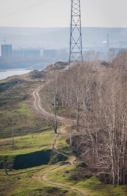 Filar elektryczny z widokiem na drogę i miasto