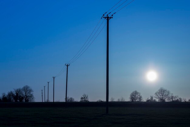 Filary Elektryczne Na Lądzie Na Tle Jasnego Nieba Podczas Zachodu Słońca