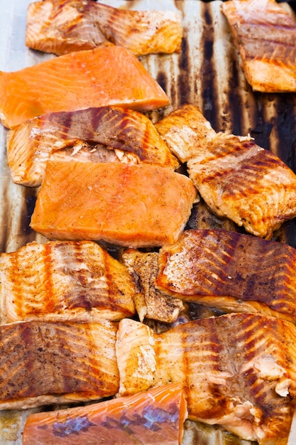 Filet czerwonej ryby smażone na grillu
