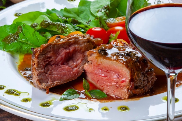 Filet mignon z sałatką z sosu i ziemniakami