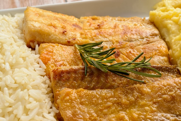 Filet rybny Tilapia z białym ryżem i puree ziemniaczanym