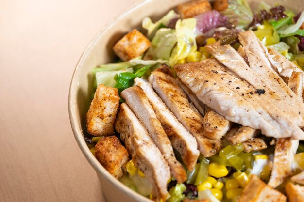 Zdjęcie filet z grillowanej piersi kurczaka i sałatka ze świeżych warzyw zdrowy menu obiadowe jedzenie dietetyczne najwyższy widok