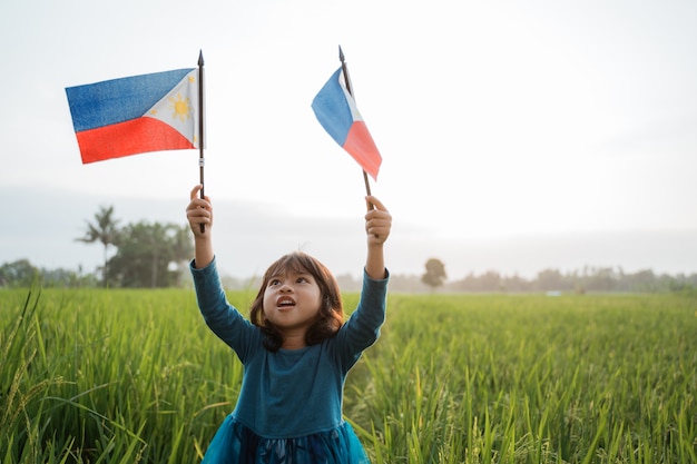 Filipina dziecko z flagą narodową