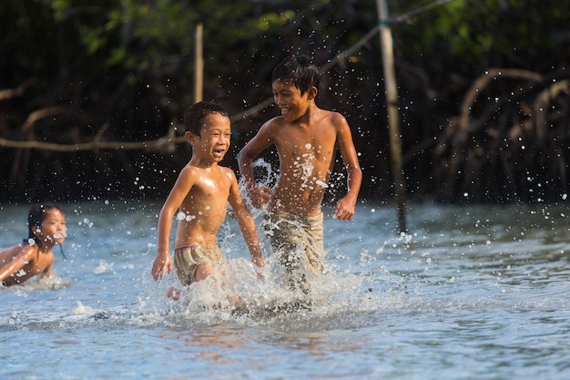 Filipiny Cebu Island Może Filipińskie Dzieci Bawią Się Na Morzu?