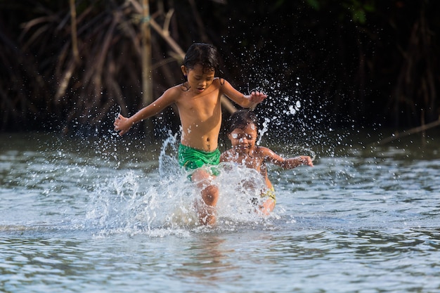 Filipiny Cebu Island może filipińskie dzieci bawią się na morzu?