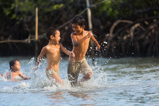 Filipiny Cebu Island może filipińskie dzieci bawią się na morzu?