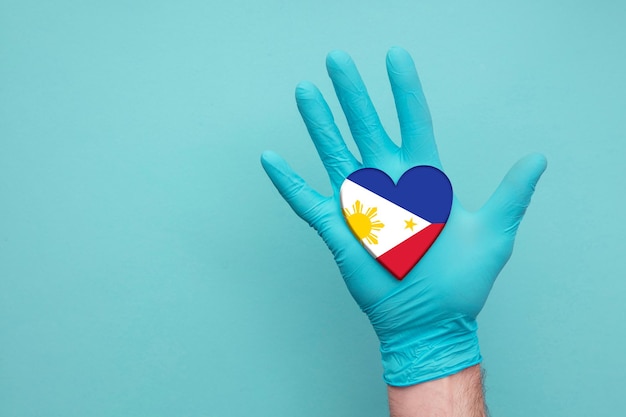 Filipiny medyczne zdrowie pielęgniarka serca ręka trzymająca flagę serca kraju