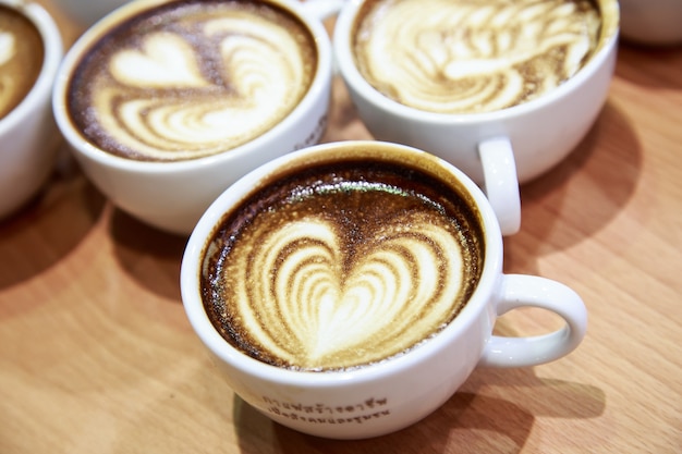 filiżanka cappuccino z pianką w formie serca