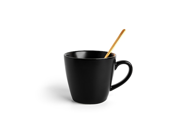 Filiżanka czarnej herbaty do napoju na białym tle. Ceramiczny kubek do kawy lub kubek z bliska. Zdjęcie wysokiej jakości