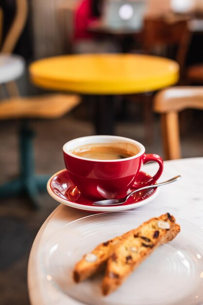 filiżanka czarnej kawy i ciasteczka cantucci lub biscotti w kawiarni z kopiowaniem