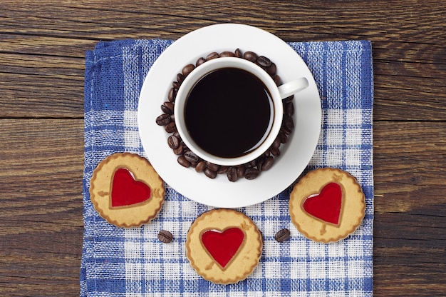 Filiżanka czarnej kawy i ciastek z jujubą w kształcie serc, widok z góry