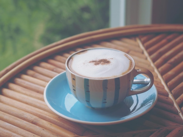 Filiżanka do kawy cappuccino z mleczną pianką