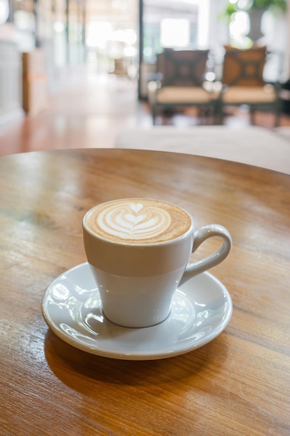 Filiżanka gorącej kawy latte art