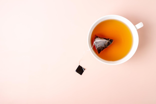 Filiżanka herbaty cytrusowej z unoszącą się w niej torebką herbaty widok z góry kopia przestrzeń