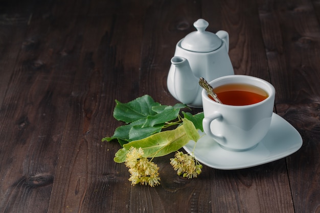 Filiżanka herbaty i kwiat lipy