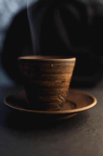 Filiżanka herbaty na ciemnym tle pachnący napój zdrowy styl życia