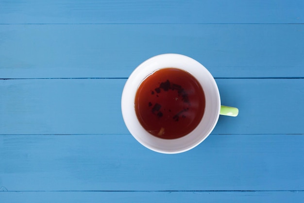 Filiżanka herbaty na pomalowanych na niebiesko deskach Widok z góry