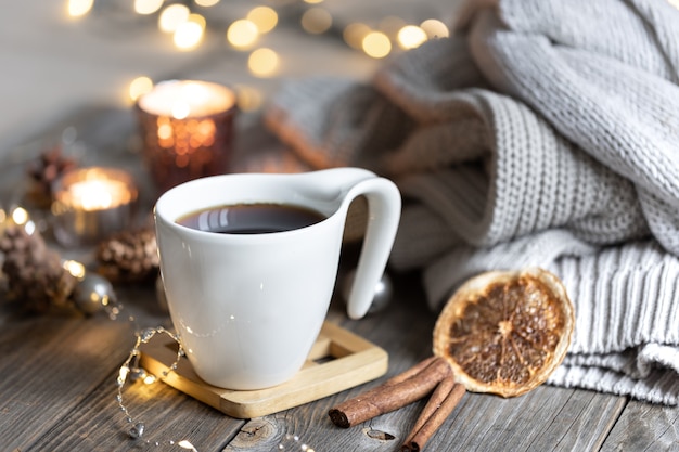 Filiżanka Herbaty Na Rozmytym Tle Ze świecami Dzianinowymi Swetrami I Bokeh