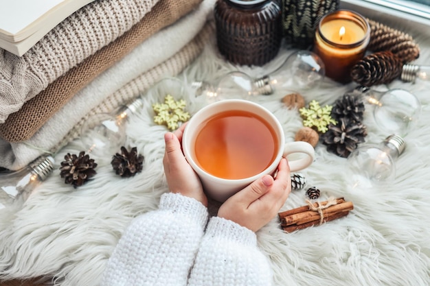 Zdjęcie filiżanka herbaty w rękach estetyczne zimowe zdjęcie
