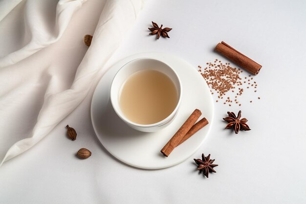 Filiżanka herbaty z cynamonem i gwiazdą anyżu na boku