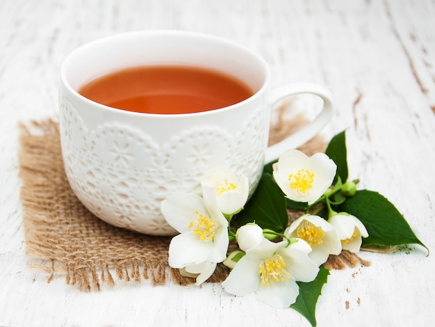 Filiżanka herbaty z kwiatami jaśminu