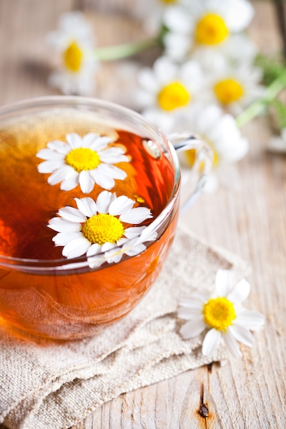 Filiżanka herbaty z kwiatów rumianku