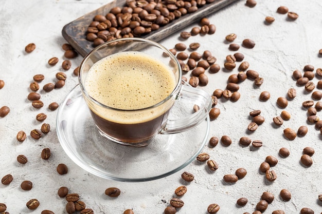 Filiżanka i ziarna kawy na rustykalnym tle kawa z Kolumbii