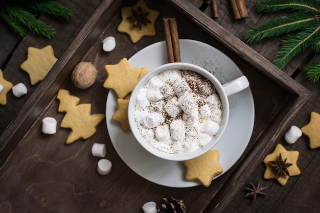 Zdjęcie filiżanka kakao z pianką marshmallow i ciasteczkami selektywne skupienie świąteczny wystrój