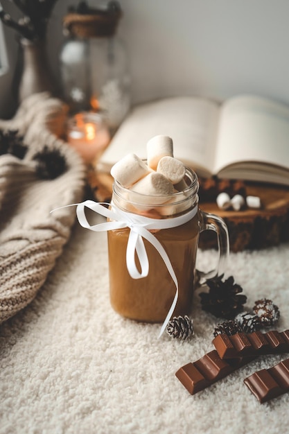 Filiżanka kakao z piankami w przytulnej domowej atmosferze na parapecie w świątecznej estetyce