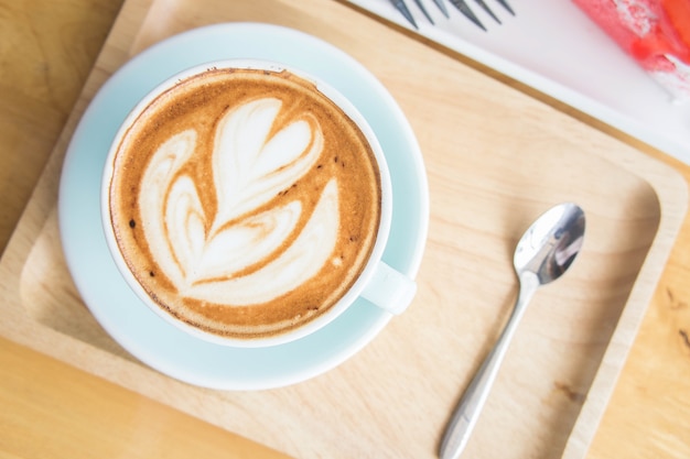 Zdjęcie filiżanka kawa kawa na stół z drewna w kawiarni coffe shop