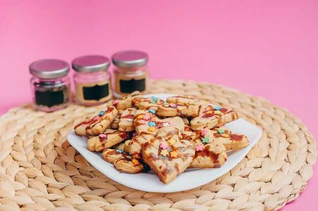 Filiżanka Kawy, Domowe Ciasteczka I Naczynia Kuchenne Na Różowym Tle.