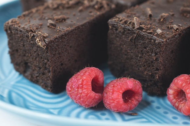 Filiżanka kawy i ciasta czekoladowego brownie