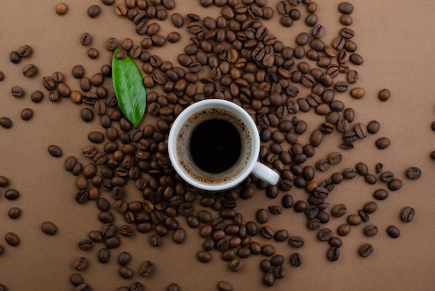 Zdjęcie filiżanka kawy i fasoli, widok z góry z copyspace dla tekstu