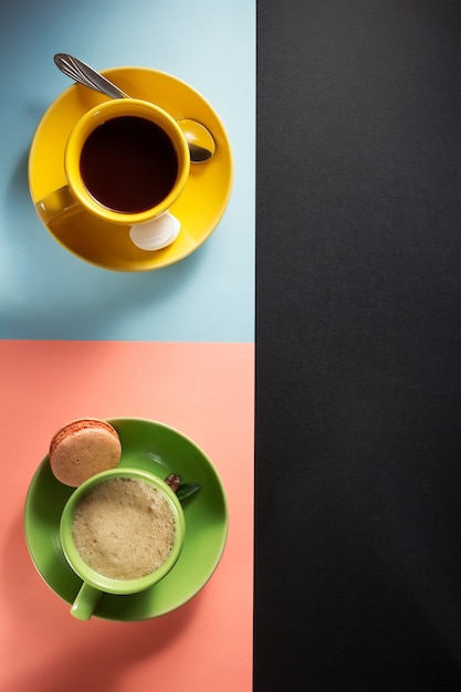 Filiżanka kawy i kakao na kolorowej powierzchni papieru