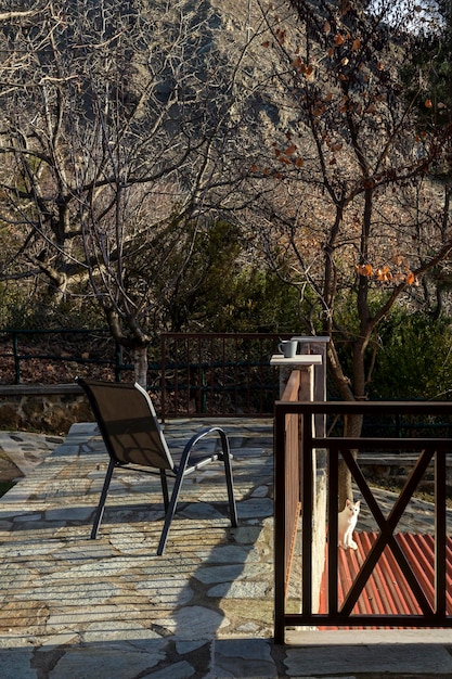 Filiżanka kawy i krzesło na balkonie patio Region Epir Grecja