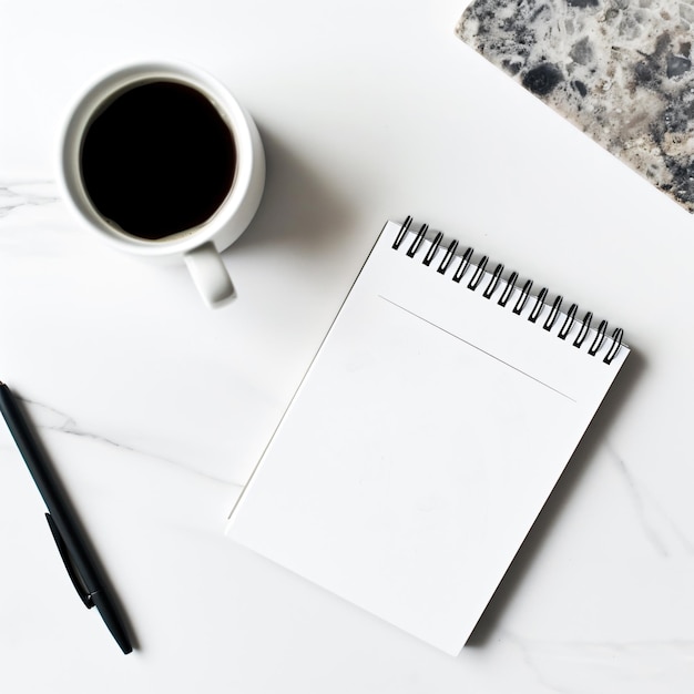 filiżanka kawy i notatnik na stole dla minimalistycznej marki zdjęć