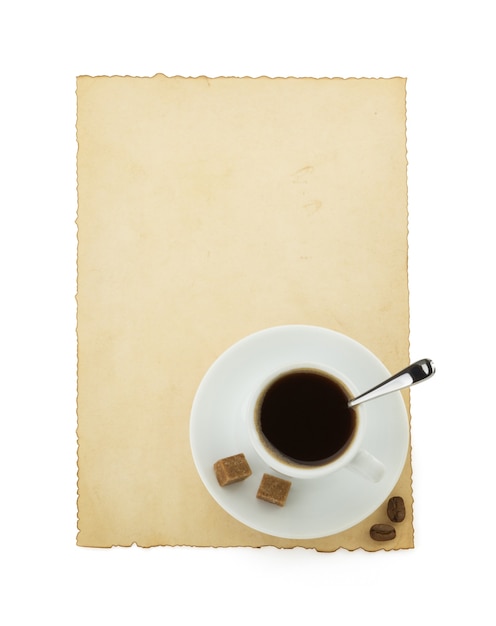 Filiżanka kawy i pergamin na białym tle